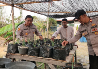 Polsek Kenjeran Gelar Green Policing, Dorong Kelompok Tani Tambak Wedi Lestarikan Lingkungan
