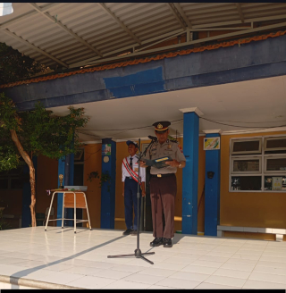 Polsek Kenjeran Tanamkan Disiplin dan Cegah Kenakalan Remaja Lewat Program Polisi Peduli Pendidikan di SMPN 54 Surabaya