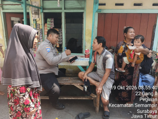 Bhabinkamtibmas Pegirian Sambang Warga Karang Tembok, Sampaikan Imbauan Cegah Curanmor dan Informasi Perlinsos