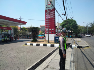 Polsek Kenjeran Cek Stok BBM di SPBU Kedung Cowek, Pastikan Ketersediaan Tetap Aman