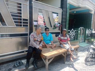 Bhabinkamtibmas Kelurahan Ujung Sambang Warga, Sampaikan Pesan Kerukunan dan Bahaya Narkoba