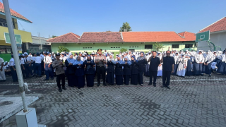 Kapolsek Asemrowo Sambangi SMP Tanwir, Tanamkan Disiplin dan Cegah Kenakalan Remaja