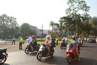 Berikan Rasa Aman, Kapolres Pelabuhan Tanjung Perak Turun Langsung Pengaturan Lalu Lintas Pagi