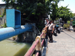 Polsek Krembangan Patroli 3C dan Pantau Debit Air di Jalan Demak
