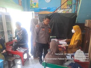 Bhabinkamtibmas Krembangan Utara Dampingi Pemeriksaan Kesehatan Warga RW 03