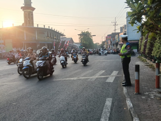 Polsek Semampir Pantau Arus Lalu Lintas di TL Karang Tembok, Tertibkan Kendaraan Lawan Arah