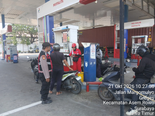 Polsek Asemrowo Gelar Patroli Dialogis di SPBU Margomulyo, Sampaikan Imbauan Antisipasi 3C