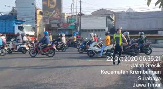 Polsek Krembangan Gelar Pos Awal di TL Mbahratu, Antisipasi Kemacetan dan Kecelakaan