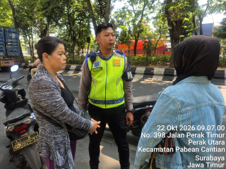 Satlantas Polres Pelabuhan Tanjung Perak Sosialisasikan Tertib Berlalu Lintas kepada Masyarakat