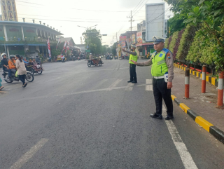 Polsek Semampir Pantau Arus Lalu Lintas di TL Karang Tembok, Cegah Kendaraan Lawan Arah