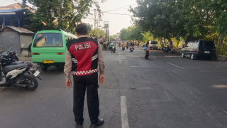 Polsek Semampir Pantau Arus Lalu Lintas di Jalan Pegirian, Tertibkan Kendaraan Lawan Arah