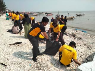 Kapolres Pelabuhan Tanjung Perak Pimpin Green Policing, Bersihkan Pantai Batu-Batu Cumpat dan Bagikan Sembako