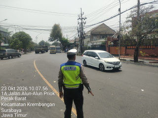 Satlantas Polres Pelabuhan Tanjung Perak Patroli dan Atur Lalu Lintas, Cegah Kemacetan serta Kecelakaan