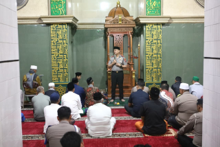 Subuh Keliling: Kapolres Tanjung Perak Ajak Warga Jaga Keamanan Lingkungan.