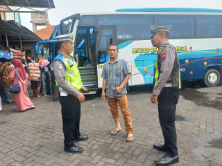 Polsek Semampir Sambangi Terminal Religi Ampel, Imbau Sopir Bus Utamakan Keselamatan Perjalanan