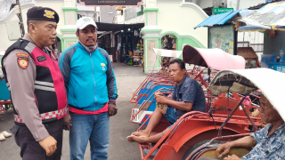 Polsek Semampir Sambangi Terminal Religi Ampel, Imbau Pengemudi Becak dan Bentor Tertib Berlalu Lintas