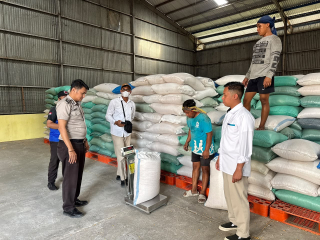 Polres Pelabuhan Tanjung Perak Pasok 1 Ton Jagung Hasil Panen Binaan ke Bulog