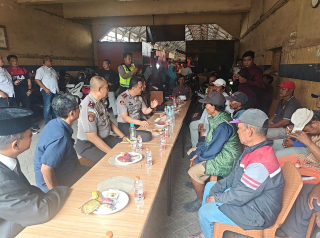 Kapolres Tanjung Perak Cangkrukan Bersama Kuli Panggul, Jukir, dan Pedagang Pasar Pabean Cantian