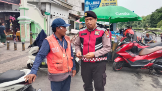 Polsek Semampir Sambangi Jukir di Jalan Nyamplungan, Imbau Tarif Parkir Sesuai Ketentuan