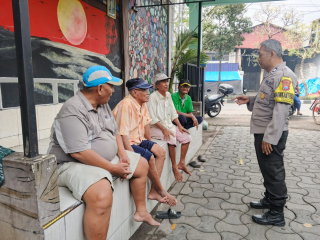 Bhabinkamtibmas Sidotopo Sambang Warga, Ajak Jaga Keamanan dan Kebersihan Kampung