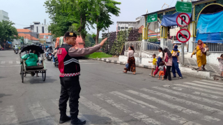 Polsek Semampir Bersama Satpol PP Patroli di Jalan Pegirian, Imbau Peziarah Waspada Copet dan Jambret