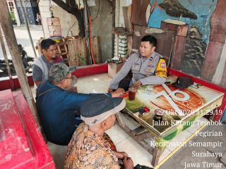 Bhabinkamtibmas Pegirian Sambangi Warga Karang Tembok, Sampaikan Imbauan Curanmor dan Perlinsos