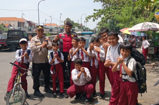 Polsek Kenjeran Patroli Kamtibmas di SDN Tanah Merah, Imbau Siswa Hindari Kenakalan Remaja
