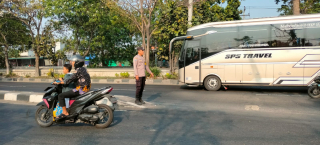 Polsek Kenjeran Gelar Commander Wish Pagi, Atur Arus Lalu Lintas di Pertigaan Nambangan