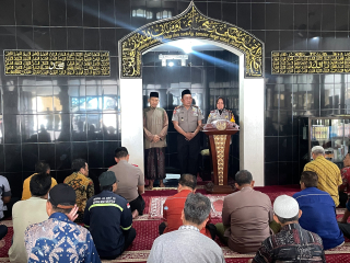 Jumat Keliling di Masjid Al Hidayat, Wakapolres Tanjung Perak Ajak Jamaah Cegah Kenakalan Remaja