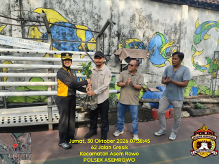 Green Policing Polres Pelabuhan Tanjung Perak, Bersihkan Kampung Warna Warni dan Serahkan Bibit Mangrove