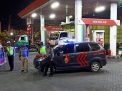 Personil Polsek Asemrowo Sambang SPBU Dalam Rangka Patroli Malam, Sampaikan Pesan Waspada Uang Palsu
