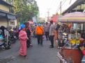 Personil Polsek Krembangan Sampaikan Himbauan Patuh Protokol Kesehatan Kepada Pedagang Pasar Kalianak