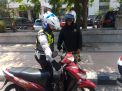 Satlantas Polres Pelabuhan Tanjung Perak Bantu Warga Perbaiki Motor Mogok