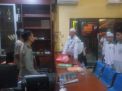 Anggota FPI Bagikan Takjil Sahur ke Polsek Asemrowo