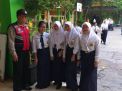 Babinkamtibmas Bongkaran Narsis Bareng Murid-murid SMPN 8