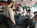 Babinkamtibmas Sidotopo Wetan Narsis Bareng Murid-murid SMA Wachid Hasyim