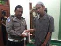 Polsek Krembangan Sosialisasi SPKT Door To Door ke Jamaah Sholat Subuh