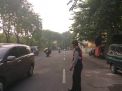Babinkamtibmas Bongkaran Lakukan Pengaturan Pagi di Jalan Bunguran
