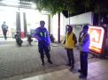 Satsabhara Polres Tanjung Perak Gelar Patroli Mini Market, Sampaikan Himbauan Waspada Kriminalitas