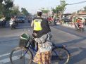 Unit Lantas Polsek Kenjeran Bantu Lancarkan Keberangkatan Pekerja Lewat Pengaturan Pagi