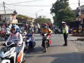 Bantu Keberangkatan Anak Sekolah, Polsek Asemrowo Lakukan Pengaturan Pagi