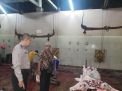 Babinkamtibmas Sidotopo Pantau Proses Penyembelihan di RPH