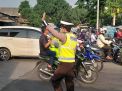 Berikan Pelayanan Masyarakat, Unit Lantas Polsek Asemrowo Laksanakan Pengaturan Pagi