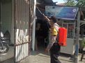 Babinkamtibmas Morokrembangan Lakukan Penyemprotan Antiseptic di Pemukiman Jalan Gadukan