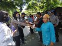 Polsek Semampir Bagikan Nasi Bungkus Gratis Bersama Polwan Ke Sopir Angkot