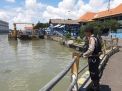 Satsabhara Polres Tanjung Perak Pantau Debit Air di Pelabuhan Kalimas