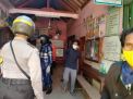 Panit Binmas Polsek Asemrowo Kawal Penyemprotan Disinfektan di Pemukiman