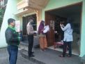 Polsek Asemrowo Kawal Pembagian Bantuan Sembako Untuk MBR