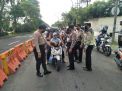 Kanit Sabhara Polsek Asemrowo Pimpin Penyekatan Kendaraan di Pospam Jalan Dupak Rukun