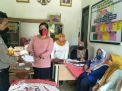 Panit Binmas Polsek Krembangan Bagikan Masker Ke Ibu-Ibu PKK